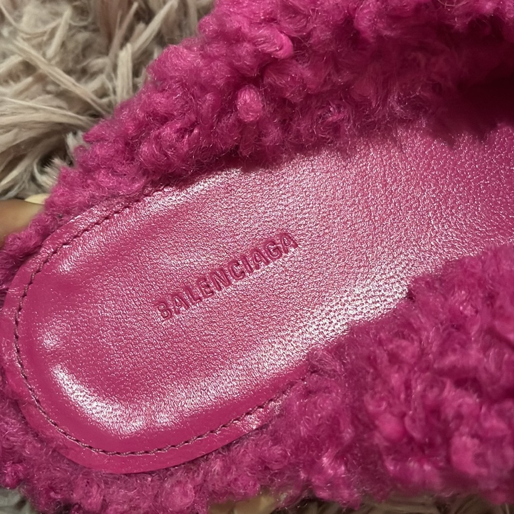 BALENCIAGA Drapy knotted faux-shearling sandals - Picture 2 of 2